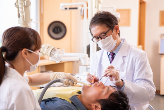 歯科衛生士が歯科医師の診療補助をしている